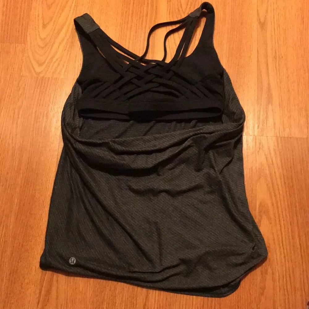 Lululemon Gray Stripe Tank w/ Built-in Sports Bra Size 4 in EUC! - Picture 4 of 6